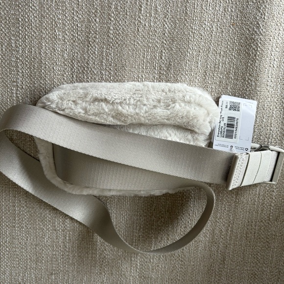 Lululemon Everywhere Belt Bag 1L NWT Bone/Silver - Picture 4 of 7